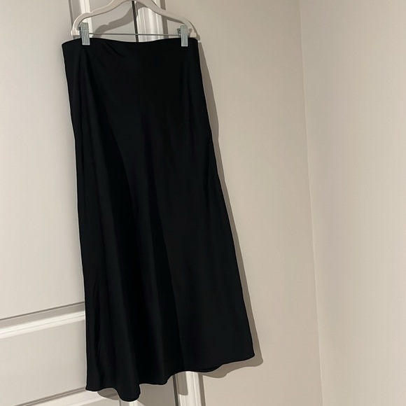 Satin like skirt from Forever 21 ๐๐๐Navy Blue, easy to style, can be work often - Picture 3 of 6